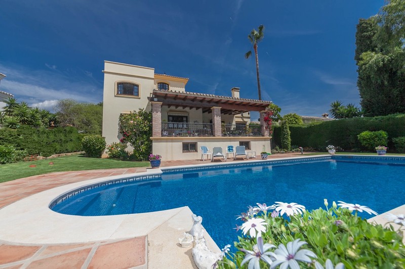 Substantial family villa at Atalaya, 15 minutes from Marbella and Estepona